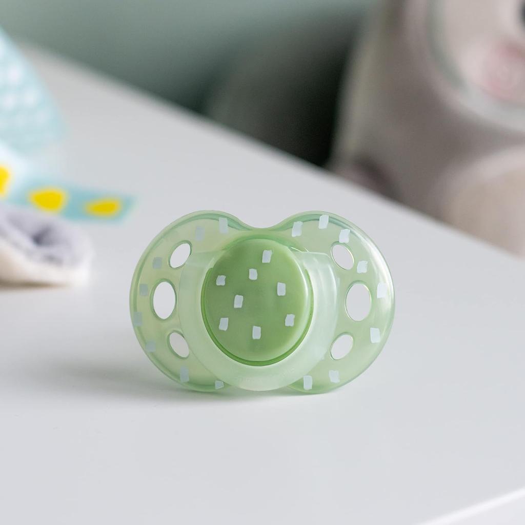 Tommee Tippee Nighttime Dummies, 18-36 months, 6 pack of glow in the dark Dummiess with symmetrical silicone baglet