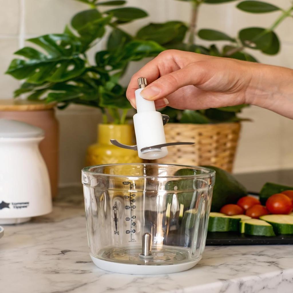 Tommee Tippee Quick-Chop, 500ml Capacity, Mini Electric Baby Food Blender and Chopper for all Stages of Weaning, Durable Glass Bowl and Stainless Steel Blades, 200W Motor